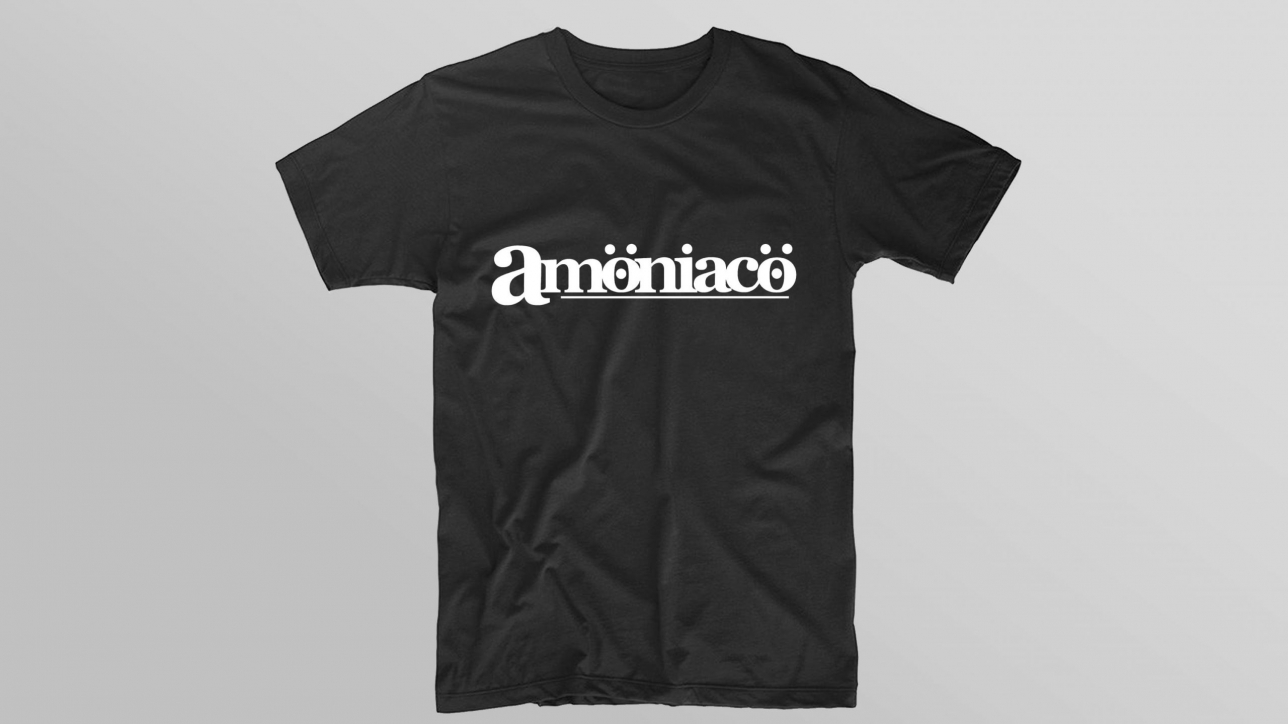 Polera negra con logo Amöniacö